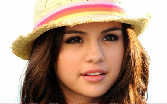 selena_gomez_in_hat_Fun_Hungama