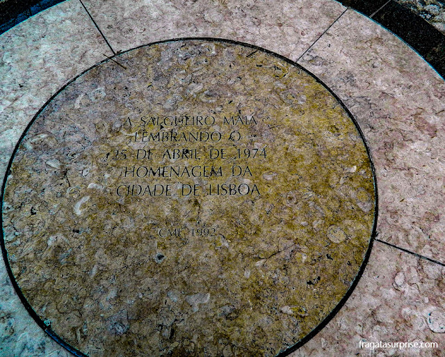 Largo do Carmo, Lisboa, cenário da Revolução dos Cravos