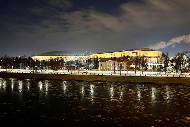 вид с моста Лужники, Москва-река, Большая спортивная арена олимпийского комплекса «Лужники», Дворец водных видов спорта «Лужники»