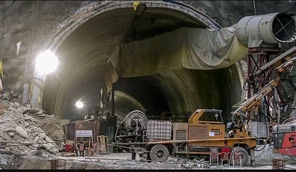 Uttarkashi Tunnel Rescue: वो हाथ किसके हैं जो पहाड़ चीरकर मौत के मुंह में जा रही 41 जिंदगियों को निकाल लाए