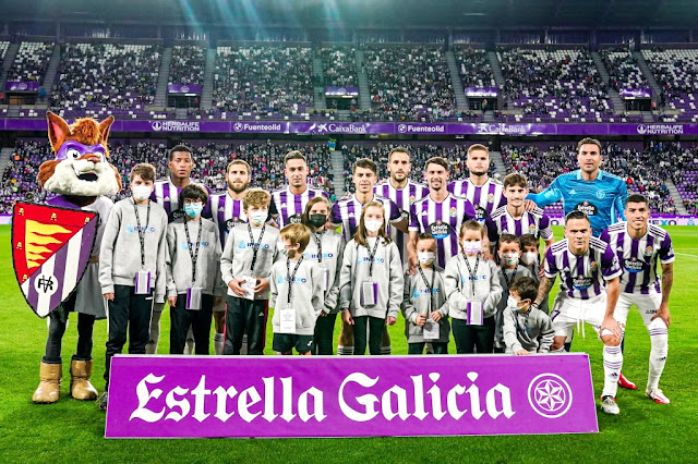 REAL VALLADOLID C. F. Temporada 2021-22. Gonzalo Plata, Weissman, Sergio León, Álvaro Aguado, Kiko Olivas, Luis Pérez, Diogo Queirós, Toni Villa, Roberto; Roque Mesa, Lucas Olaza. REAL VALLADOLID C. F. 2 A. D. ALCORCÓN  0. 26/09/2021. Campeonato de Liga de 2ª División, jornada 7. Valladolid, estadio José Zorrilla. GOLES: 1-0: 19’, Álvaro Aguado. 2-0: 86’, Shon Weissman.