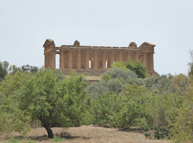 il tempio della concordia visto dal sentiero che porta al quartiere ellenistico romano