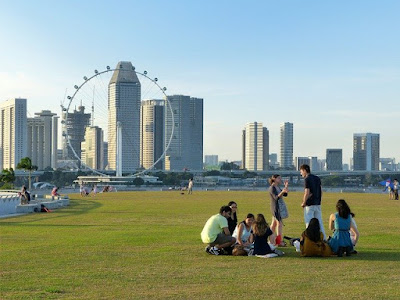 pergi bersama ke Singapore bisa menekan biaya