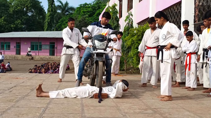 नीरा येथे विद्यार्थ्यांसमोर करण्यात आली कराटेची चित्त थरारक प्रात्यक्षिके