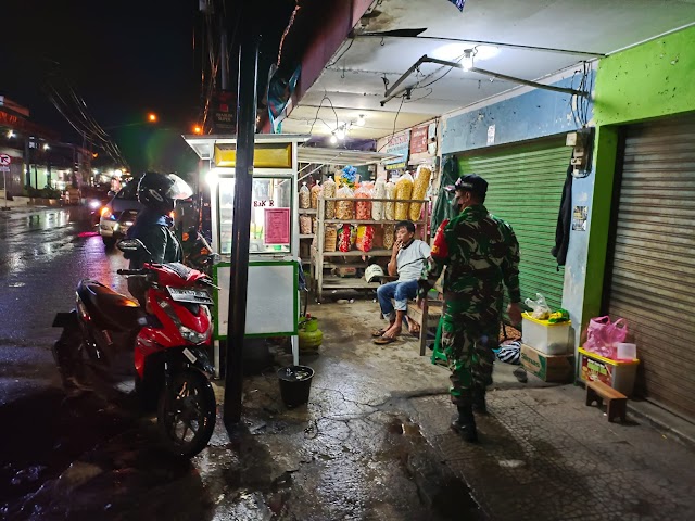 Himbauan Malam PPKM level 1, Babinsa Koramil 01 Sukoharjo ajak warga tetap waspada dan patuhi Prokes.