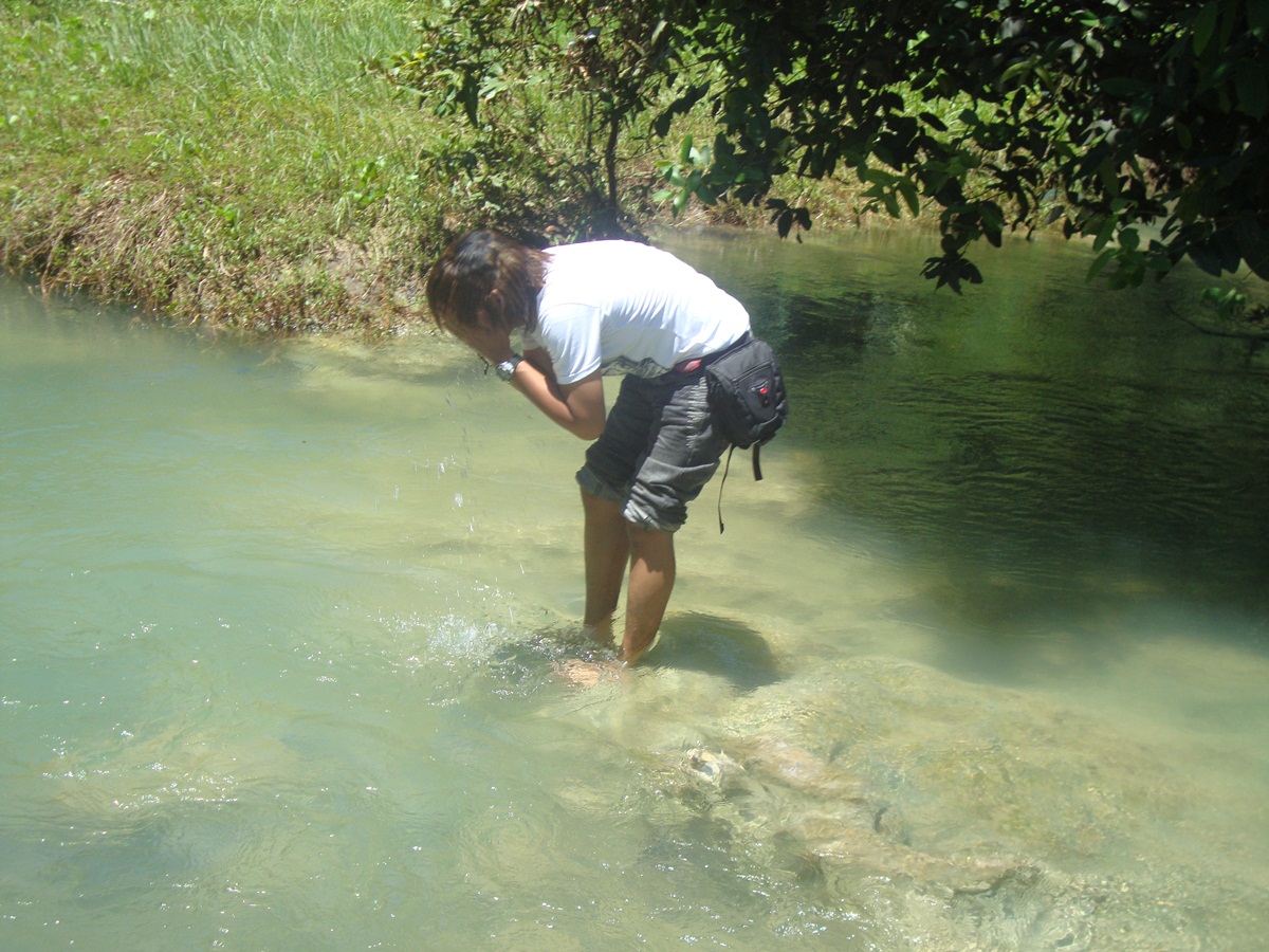 Download this Setelah Melewati Sungai Kecil Ini Hadapkan Jalan Naik Dan picture