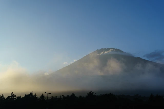 夕暮れ時の富士山～水ヶ塚公園（静岡県裾野市）