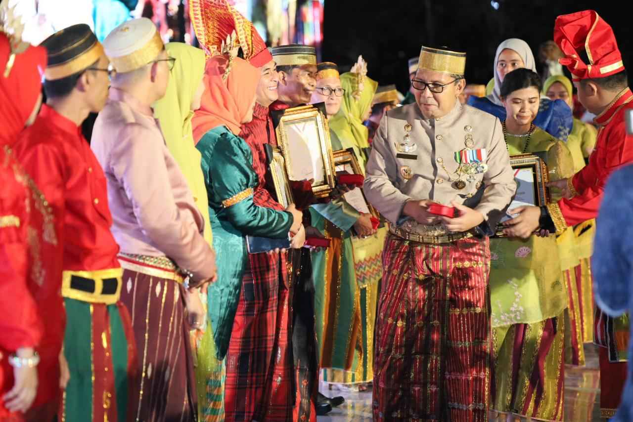 Berdedikasi, Pegawai ASN dan Non ASN Makassar Terima Penghargaan Sebagai Pegawai Teladan