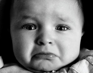 cara triste de bebe en blanco y negro