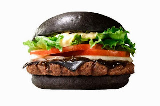 Comer hambúrguer preto é a nova modinha do momento