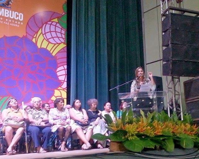 Vereadora Narah Leandro participa de encontro das mulheres pernambucanas e discursa representando a UVP