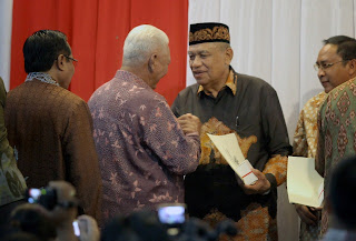 Rapat Kerja Menteri Dalam Negeri dengan Gubernur , Forkopimda, dan Bupati/Walikota Se- Kalimantan Timur serta Penyerahan Penghargaan E-KTP dan Akta kelahiran