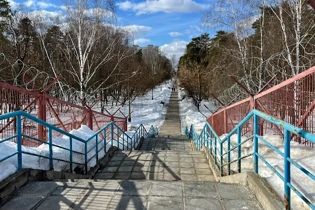 лестница через канализационный коллектор, защитная лесополоса Люберецкой станции аэрации