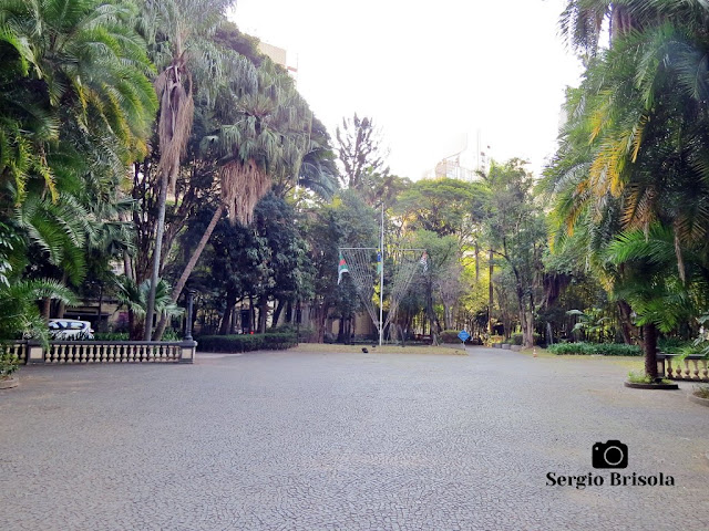 Vista ampla do pátio de entrada com o Mastro Náutico do Palacete Veridiana da Silva Prado