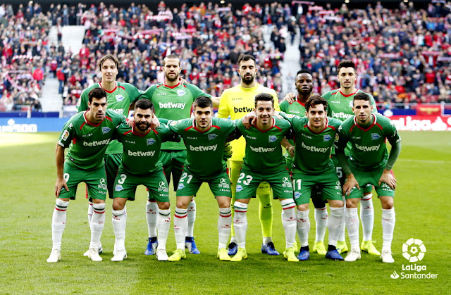 DEPORTIVO ALAVÉS - Temporada 2018-19 - Tomás Pina, Laguardia, Pacheco, Wakaso y Ximo Navarro; Manu García, Rubén Duarte, Martín Aguirregabiria, Jony, Ibai Gómez y Calleri. CLUB ATLÉTICO DE MADRID 3 (Kalinic, Griezmann, Rodrigo) DEPORTIVO ALAVÉS 0. 08/12/2018. Campeonato de Liga de 1ª División, jornada 15. Madrid, estadio Wanda Metropolitano.