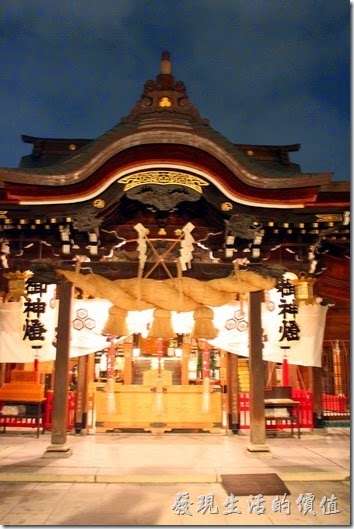 【櫛田神社】的祈願處，可以參拜敲鐘，期建築為典型的日本神社，外觀相對樸素，採唐破風屋頂裝飾！