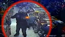  Σκηνές σοκ κατά τη διάρκεια ληστείας σε μίνι μάρκετ στην περιοχή του Άγιου Παντελεήμονα, στο κέντρο της Αθήνας.    Τρεις ένοπλοι άνδρες εισ...