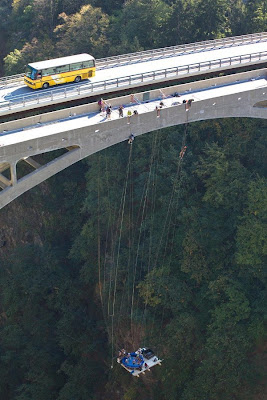 [Image: hanging_jacuzzi_from_swiss_gueuroz_bridge_16.jpg]