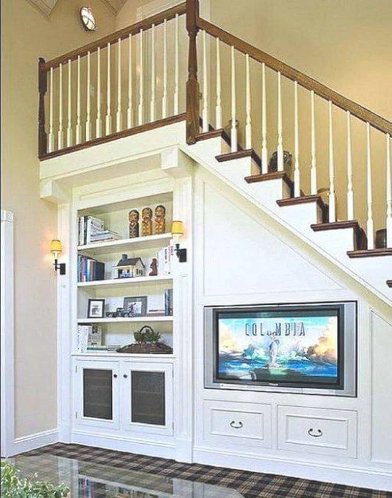 Ruang TV di bawah tangga