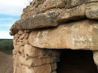 Detall del voladís i de la llinda plana de la barraca de Cal Barrab