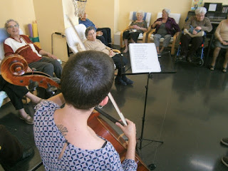 Sessió de musicoteràpia a Aviparc Centre de dia