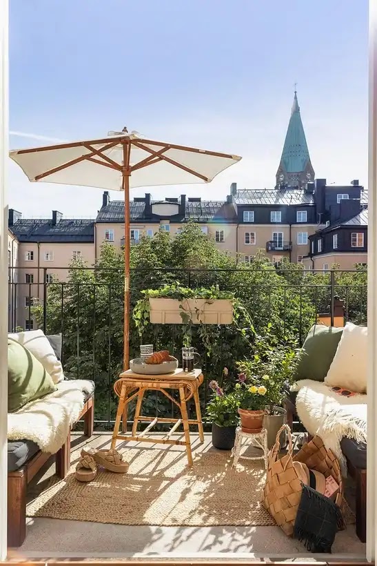 AVEC DEUX GRANDS TABLEAUX