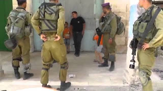 5 yaşındaki Filistinli Vedi Müsevvide'yi gözaltına aldı. 