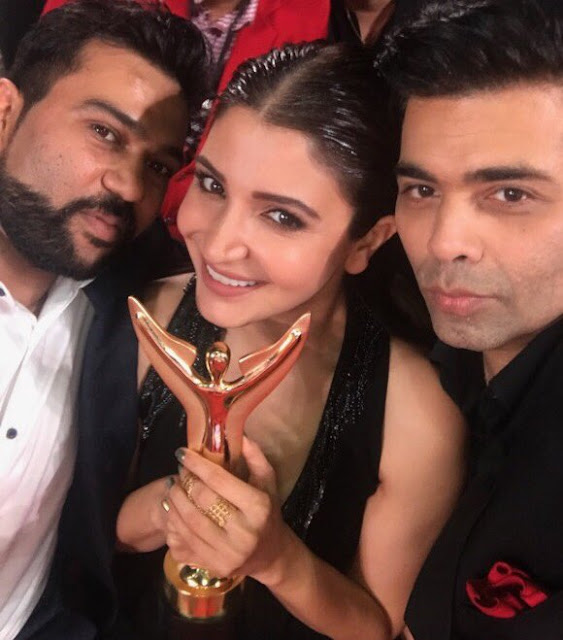 Anushka and Karan Johar's selfie with Award 