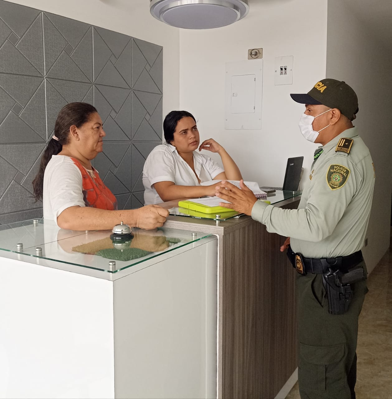 https://www.notasrosas.com/Policía Guajira y Migracion Colombia, realizan jornada de pedagogía, socialización y sensibilización en hoteles y hospedajes