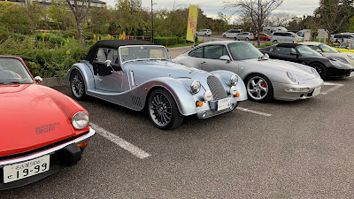 A Morgan fabrica roadsters artesanalmente desde os tempos do MG-TD, usando estrutura de madeira na carroceria coberta com chapas de alumínio trabalhado.