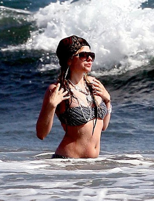 Avril Lavigne pillada en Bikini en la playa