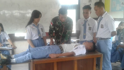 SMK Kesehatan Dharma Husada Kurang Guru, Satgas Raider 301/Pks Datangkan Dokter