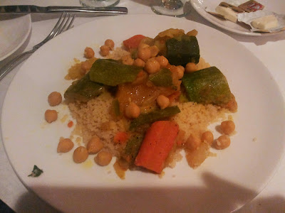 cuscuz com legumes no restaurante marrakesh do epcot