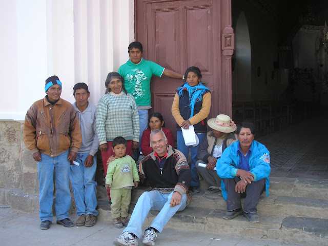 Ein Plausch unter Freunden auf den Stufen zur Kirchentür in Talina Bolivien 