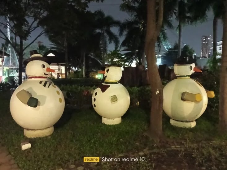 realme 10 Camera Sample - Snowmen, Night