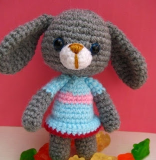 http://translate.google.es/translate?hl=es&sl=auto&tl=es&u=http%3A%2F%2Fwww.jennyandteddy.com%2F2014%2F06%2Fvicky-bunny-free-amigurumi-pattern%2F