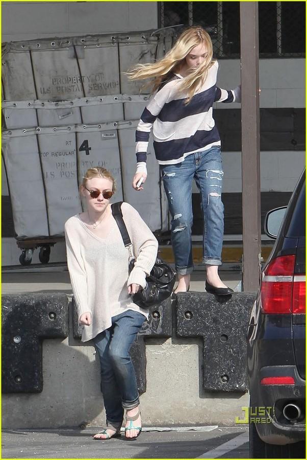 As lindas irm s Dakota e Elle Fanning est o em negocia es para atuarem em 