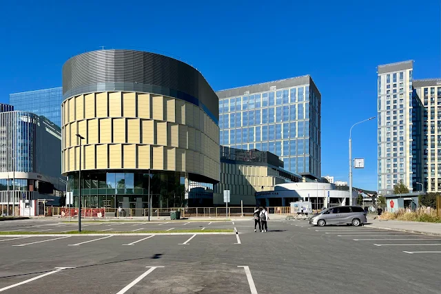 улица Вильгельма Пика, строящийся торговый центр Botanica Mall, строящийся бизнес-центр Botanica Plaza, станция метро Ботанический сад