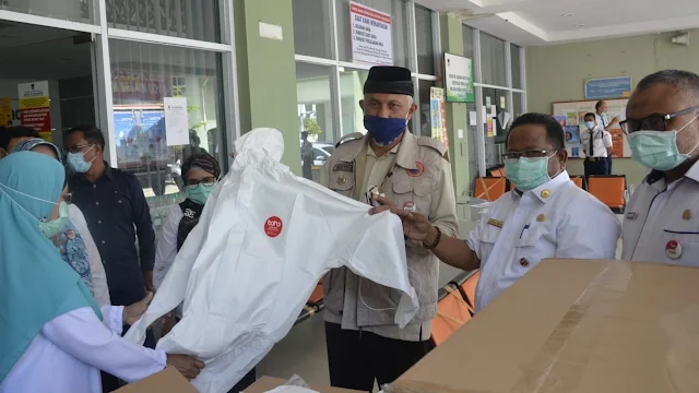 Foto: Wako Mahyeldi didampingi Kabag Prokopim Amrizal Rengganis dan Dirut RSUD Rasidin Herlin menerima bantuan APD dari BNPB Pusat.