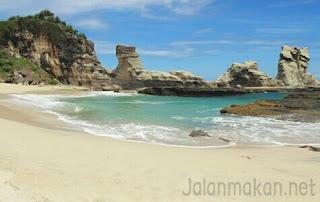 Tempat Wisata Jawa Timur - Pantai Klayar