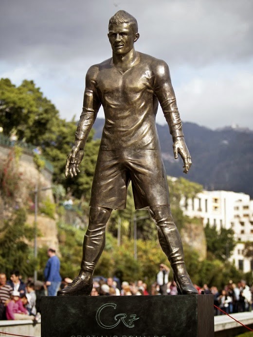 VJBrendan.com: Cristiano Ronaldo Poses With His Statue