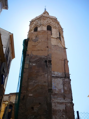 Torre del Micalet vista desde abajo y solapada con un edificio antiguo que hay justo a su lado