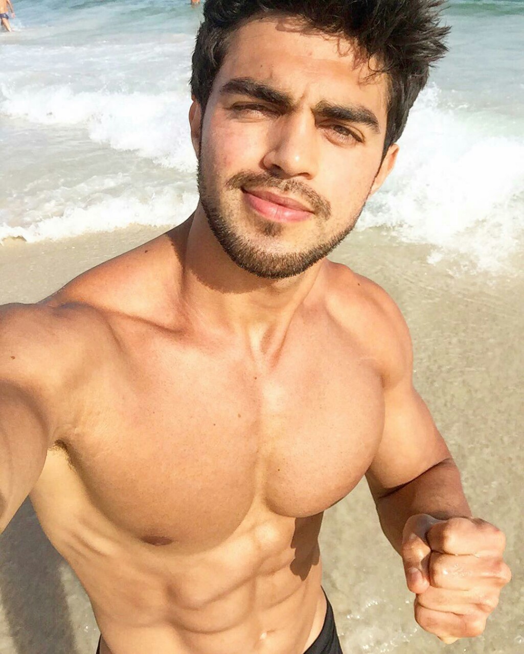 hot-shirtless-fit-guy-taking-selfie-abs-beach