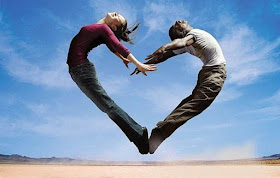 Coração, homem e mulher, salto humano em forma de coração