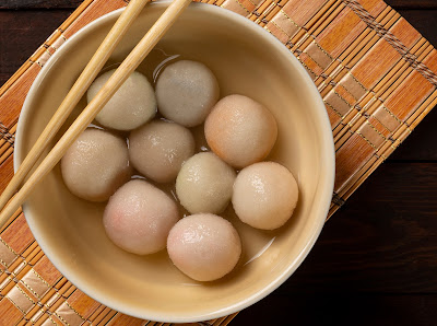 Paduan yang Lezat antara Protein dan Karbohidrat untuk Makan Malam. Bola-bola daging dengan soba adalah hidangan yang menggabungkan kelezatan daging dengan kekenyalan soba, memberikan rasa yang lezat dan memuaskan. Hidangan ini merupakan paduan sempurna antara protein dan karbohidrat, sehingga cocok untuk makan malam yang menyehatkan.