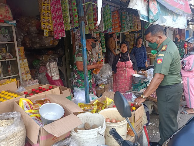 Lakukan Pengecekan Minyak Goreng di pasar Baki, Danramil 08 Baki pastikan harga stabil dan tidak ada antrian.