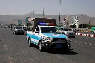 Um veículo da polícia houthi patrulha uma rua em Sanaa, a capital iemenita controlada pelos rebeldes, onde pelo menos 10 crianças com leucemia morreram após receberem medicamentos vencidos. EPA