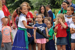 Campeonato de lanzamiento de chapela y papel higiénico infantil en las fiestas de Retuerto