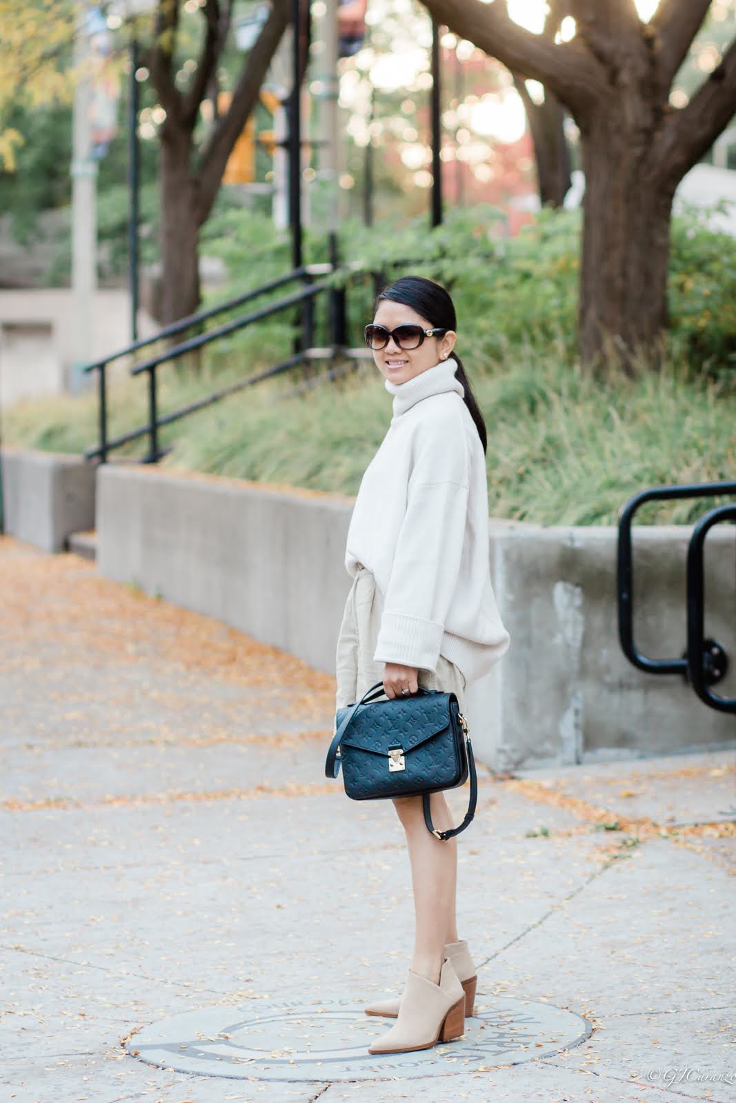 H&M Boxy Sweater | Louis Vuitton Pochette Metis in Black in Empreinte Leather | Vince Camuto Ankle Boots | Gucci Sunglasses | Petite | Linen Shorts | Neutral Fall Outfit