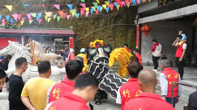 The Baichima Temple Fair in Jianggu Town, Sihui City, China is bustling